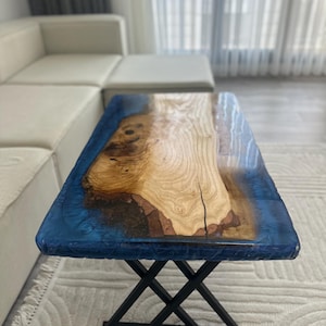 Epoxidharz-Couchtisch | Blauer Harz-Flusstisch | Couchtisch aus Massivholz mit Baumkante | Modernes rustikales Wohnzimmermöbel | Handgefertigter Statement-Tisch