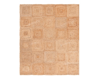 Puede incluir: Una alfombra rectangular de yute con un patrón de cuadrados repetidos. La alfombra es de color beige natural, con cada cuadrado variando ligeramente en tono. La textura tejida es visible, creando una apariencia rústica y texturizada. Adecuada para uso en interiores.