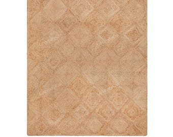 Puede incluir: Una alfombra de fibra natural con un patrón de diamantes tejido en color beige claro.