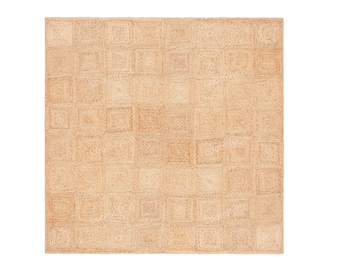 Puede incluir: Alfombra cuadrada de yute con un patrón geométrico tejido. La alfombra es de color beige natural y tiene un diseño en forma de cuadrícula hecho de cuadrados. La textura parece áspera y duradera.
