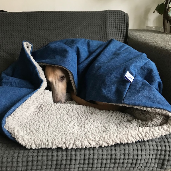 Snuggle Sack for Whippets, (Italian) Greyhounds, doxies, small and big dogs. Warm denim dogbed, wafkees sleepingbag.