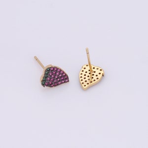 Könnte beinhalten: Ein Paar goldfarbene Ohrringe mit einem Blattdesign. Ein Ohrring ist mit rosa und grünen Zirkonia-Steinen besetzt, während der andere Ohrring mit klaren Zirkonia-Steinen besetzt ist.
