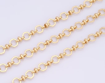 Könnte beinhalten: Drei goldene Ketten mit sechseckigen Gliedern. Die Ketten sind versetzt angeordnet, wobei die obere Kette die längste und die untere Kette die kürzeste ist.