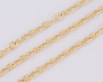 Könnte beinhalten: Eine goldfarbene Kette mit einem Ankerketten-Design. Die Kette ist in drei Reihen dargestellt, wobei jede Reihe leicht versetzt zur darüberliegenden ist.
