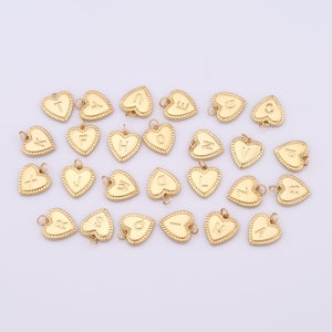 Puede incluir: Una colección de 26 abalorios dorados en forma de corazón, cada uno con una letra diferente del alfabeto. Los abalorios tienen un borde de cuerda y son perfectos para añadir un toque personalizado a las joyas.