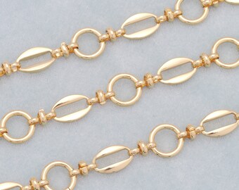 Könnte beinhalten: Goldkette mit ovalen und runden Gliedern. Die Kette ist aus poliertem Gold gefertigt und hat einen zarten, femininen Look.