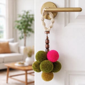 Wieszak na klamkę z pomponami. Ręcznie robiona ozdoba z włóczki z pomponami. Ozdoba z pomponami. Miniaturowa ozdoba ścienna z włókien. Zielono-różowy szyld na klamkę.