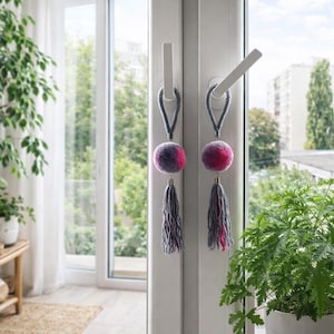 ポンポンタッセルのドアノブハンガー2個セット。ハンドメイドの毛糸ポンポンノブデコレーション。引き出しに吊るせます。ミニファイバーアート。家庭装飾のタッセル。