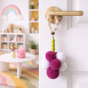 Grote pom pom deurknophanger. Handgemaakt garen pompon deurknop decor. Uniek deurknopbord. Kleurrijke minivezelkunst aan de muur.