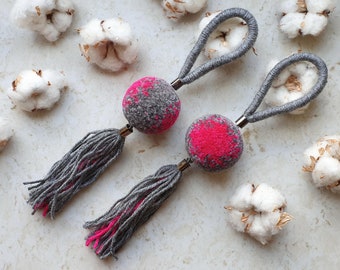 Set of 2 pom pom tassel door knob hangers. Handmade yarn pompom knob decorations. Drawer hanging. Mini fiber art. Home decorative tassels.