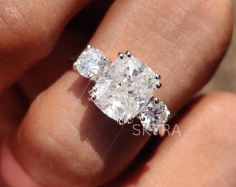 メーガン・マークルリング、細長いクッションカットモアッサナイト婚約