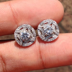 Orecchini a cerchio con moissanite taglio rotondo da 0,98 carati, orecchini Meghan Markle, orecchini in oro massiccio 14 carati, orecchini da sposa, orecchini unici, regalo per lei
