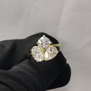 4.50 TCW Trio Moissanit Verlobungsring, Einzigartige Birne, Oval & Kissenring, 14K Massivgoldring, Drei Stein Ehering, Versprechensring