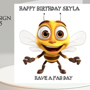 Pu&ograve; includere: Biglietto di compleanno con un'illustrazione di un'ape dei cartoni animati. La carta ha il testo "Happy Birthday Skyla" e "Have a Fab Day". Il design &egrave; etichettato "Design 5". L'ape &egrave; gialla e marrone.