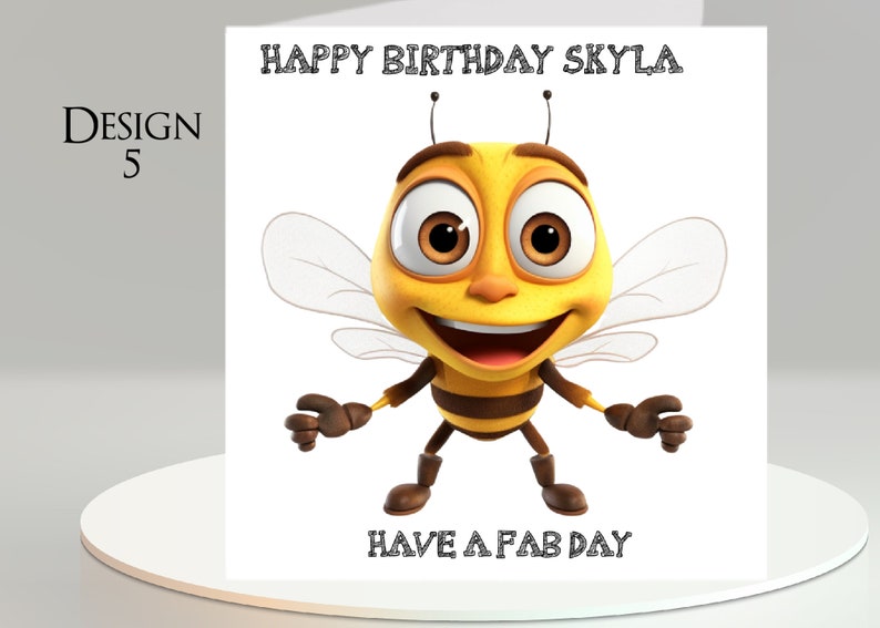 Pu&ograve; includere: Biglietto di compleanno con un'illustrazione di un'ape dei cartoni animati. La carta ha il testo "Happy Birthday Skyla" e "Have a Fab Day". Il design &egrave; etichettato "Design 5". L'ape &egrave; gialla e marrone.