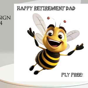 Pu&ograve; includere: Biglietto di auguri con un'illustrazione di un'ape dei cartoni animati. L'ape &egrave; gialla e nera, con le braccia tese e un viso sorridente. Il biglietto recita "HAPPY RETIREMENT DAD" e "FLY FREE!"