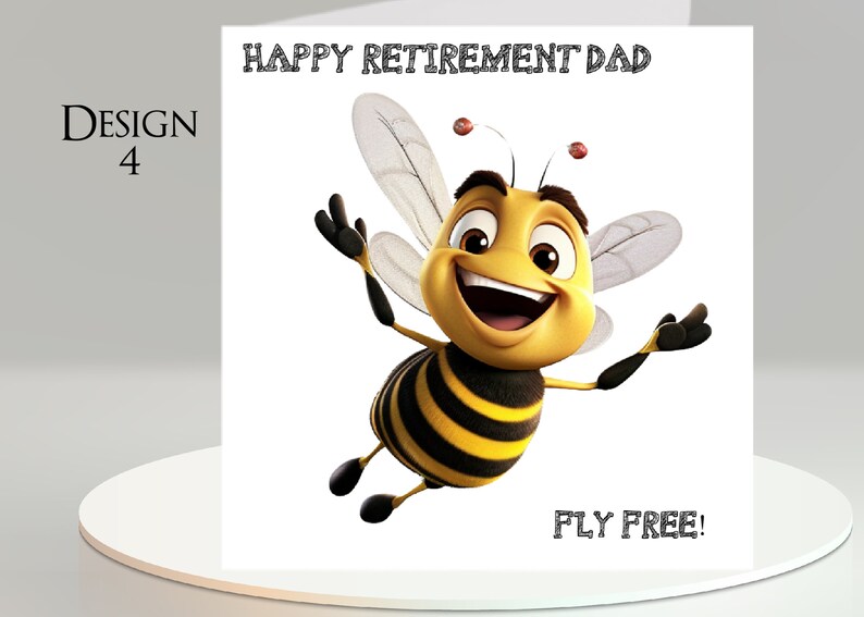 Pu&ograve; includere: Biglietto di auguri con un'illustrazione di un'ape dei cartoni animati. L'ape &egrave; gialla e nera, con le braccia tese e un viso sorridente. Il biglietto recita "HAPPY RETIREMENT DAD" e "FLY FREE!"