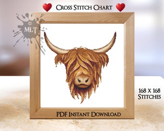 Op de afbeelding: Kruissteekpatroon van een Schotse Hooglander, omlijst in licht hout. De koe heeft lang, ruig, bruin haar en grote hoorns. De tekst "CROSS STITCH CHART" en "PDF INSTANT DOWNLOAD" is zichtbaar.