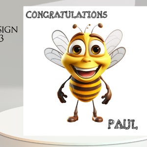 Pu&ograve; includere: Biglietto di auguri con un'ape dei cartoni animati sorridente. La carta ha la scritta "CONGRATULATIONS" in alto e "PAUL" in basso. Il design &egrave; etichettato come "Design 3".