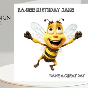 Pu&ograve; includere: Biglietto di compleanno con un'illustrazione di un'ape dei cartoni animati. L'ape gialla e nera ha le braccia tese e un grande sorriso. Il testo dice "HA-BEE BIRTHDAY JAKE" in alto e "HAVE A GREAT DAY" in basso. Il biglietto &egrave; su una superficie bianca.