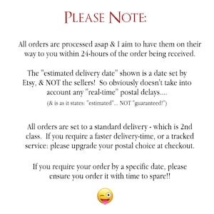 Pu&ograve; includere: Sfondo bianco con testo in carattere bordeaux che recita "PLEASE NOTE:" seguito da informazioni sull'elaborazione degli ordini, i tempi di consegna e le opzioni di spedizione. Include un'emoji che fa l'occhiolino.