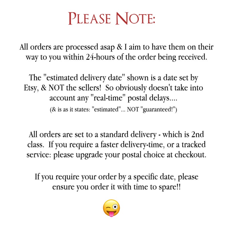 Pu&ograve; includere: Sfondo bianco con testo in carattere bordeaux che recita "PLEASE NOTE:" seguito da informazioni sull'elaborazione degli ordini, i tempi di consegna e le opzioni di spedizione. Include un'emoji che fa l'occhiolino.