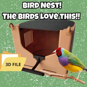 Pode incluir: Um ninho de pássaro impresso em 3D com um telhado removível e um poleiro. O ninho é marrom e tem uma porta de plástico preto. Um pintassilgo colorido está empoleirado no galho.