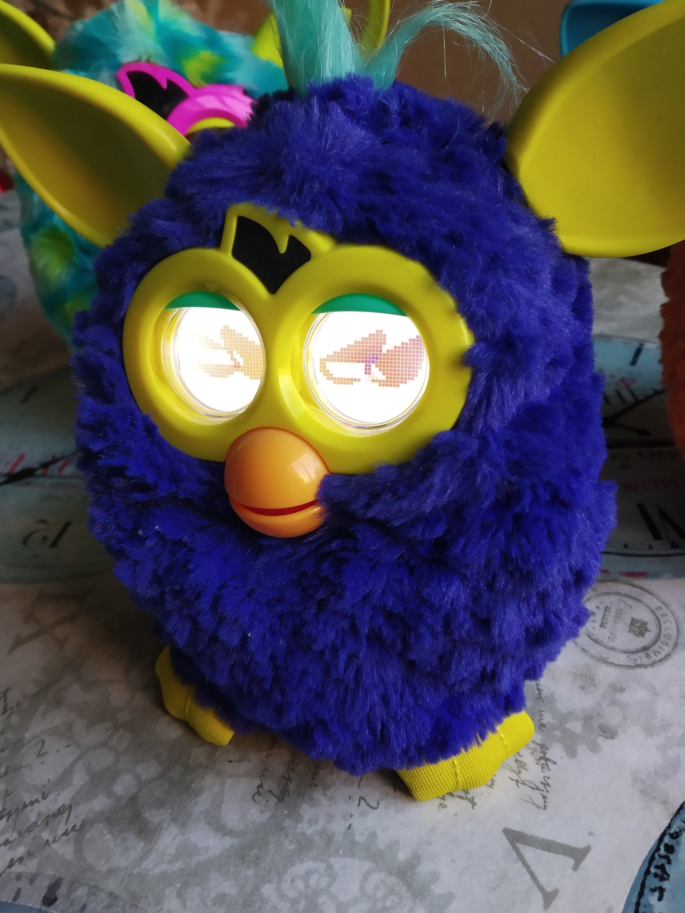 Hasbro Furby Frames Accessories, 2 x Glasses, Includes Fun Stickers