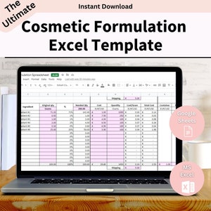 Op de afbeelding: Een laptopscherm dat een spreadsheet toont met de titel "Cosmetische Formulering Excel Template". De spreadsheet is georganiseerd in kolommen met koppen zoals "Ingredient", "Original qty", "Needed Qty", "Cost", "Quantity", "Cost/Gram", "Total Cost", en "Container". De spreadsheet is gevuld met getallen en formules. De spreadsheet is geopend in Google Sheets.