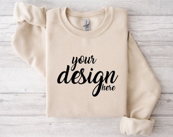 Mockup maglione sabbia Gildan 18000 Mockup Gildan Crema Felpa Mockup Modello Mockup Fotografia Stock SVG Mockup JPG Download digitale