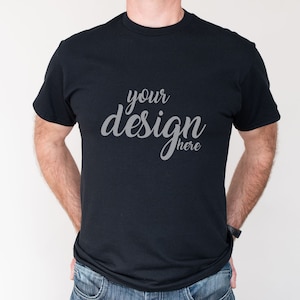 Schwarzes Shirt Mockup Gildan Tshirt Mockup Male Model Tshirt Mock Up Styled Stock Foto T-Shirt Mockup SVG Mockup Sublimation JPG Digital Download
