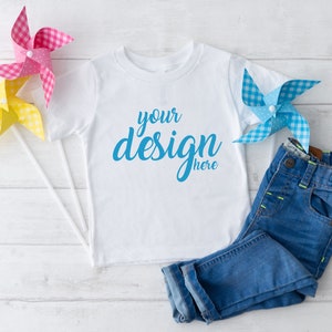 Camiseta infantil branca Mockup 3001T Gênero Camisa neutra Mock-up Camiseta para bebê Mock Up Stock Photo Criança Tee Mockup Meninos Meninas Top JPG Download
