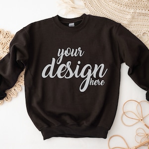 Chocolate Brown Sweater Mockup Gildan 18000 Mockup Gildan Sudadera Boho Mockup Fotografía de stock SVG Mockup JPG Descarga digital