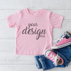 Maquete de camisa de bebê rosa Bella Canvas Boho Criança Maquete de camiseta de bebê Foto de stock Maquete de camiseta infantil 3001T JPG Download digital