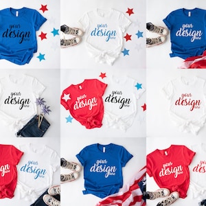 K&ouml;nnte beinhalten: Neun verschiedene T-Shirt-Mockups mit roten, wei&szlig;en und blauen Shirts, auf denen jeweils der Text "your design here" steht. Die Shirts sind in einem Raster angeordnet und von roten, wei&szlig;en und blauen Sternen sowie anderen patriotischen Dekorationen umgeben.