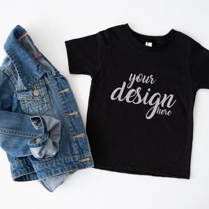 Maqueta de camiseta negra 3001t para niños Maqueta de camiseta para niños Maqueta de camiseta de bebé para niñas de género neutral Mock Up Boho Stock Photo Camiseta para niños pequeños Descargar JPG