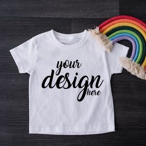 キッズホワイトTシャツモックアップ モダンベビーTシャツモックアップ レインボースタイルストックフォト 幼児用Tシャツモックアップ 昇華クリカットJPGデジタルダウンロード