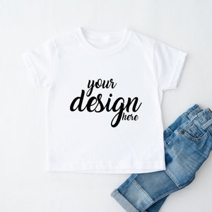 Maquette de t-shirt blanc pour enfants, maquette de chemise pour garçons, maquette de t-shirt pour bébé en hiver, photo en stock, sublimation, maquette de t-shirt pour tout-petits, téléchargement JPG