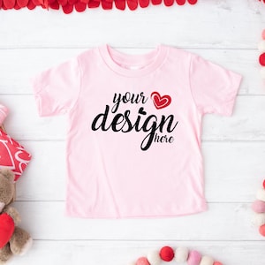 Maquete de camisa de bebê rosa Bella Canvas CV3001B Maquete de dia dos namorados Camiseta infantil Foto de stock Camiseta infantil Mockup 3001B JPG Download digital