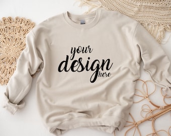 Sabbia maglione Mockup Gildan 18000 Mockup Gildan Crema Felpa Mockup Modello Mockup Stock Fotografia SVG Mockup JPG Download digitale