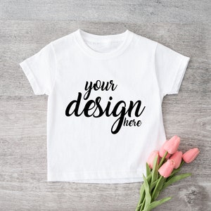 Maquete de camiseta branca infantil, camisa rústica para o dia das mães, maquete de camiseta de bebê, maquete de primavera, foto de estoque de camiseta infantil, download JPG