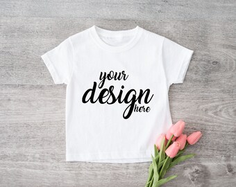 Camiseta blanca para niños Mockup Camisa rústica del Día de la Madre Maqueta camiseta para bebés Mock Up Primavera Foto de archivo Toddler Tee Mockup JPG Descargar