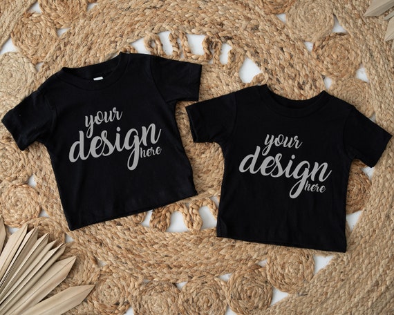 Gemelos Mockup Nino Camisa Negra Mockup Ninos Camiseta Mock Up Bebe nino trillizos camiseta Mockup Familia Hermanos JPG Descarga digital