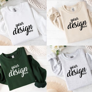Peut inclure: Quatre sweats à capuche de couleurs différentes : blanc, beige, vert et gris. Chaque sweat à capuche a le texte « votre design ici » imprimé sur le devant.