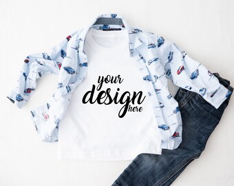 Camiseta blanca para niños Mockup Camisa para niños Maqueta camiseta para bebés Maqueta de invierno Foto de archivo para niños pequeños Maqueta Sublimación JPG Descargar