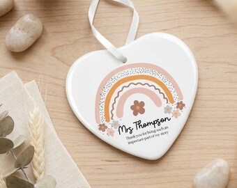 Enfeite de agradecimento personalizado em cerâmica estilo boho, com coração arco-íris para professor(a).