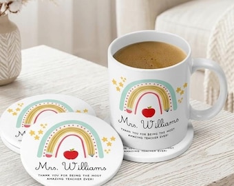 Conjunto de presente personalizado para professora de jardim de infância: caneca e porta-copos de cerâmica em formato de lápis arco-íris vermelho.