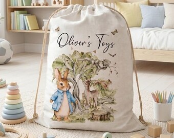 Conjunto personalizado com bolsa para brinquedos de coelho inspirado em contos de fadas, almofada e bandeirinha para quarto.