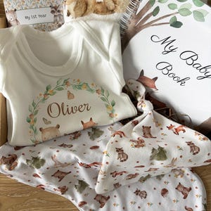 Coffret cadeau personnalisé nouveau panier bébé, couverture Milestone, livre pour bébé, carte Milestone, gilet de croissance pour bébé, coffret cadeau baby shower animaux de la forêt