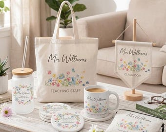 Conjunto de presente personalizado para professores com tema de flores silvestres: caneca floral, sacola e copo térmico.
